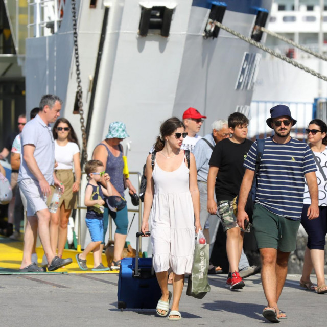 Subotnja gužva na autobusnom kolodvoru i gradskoj luci gdje se odvija smjena turista