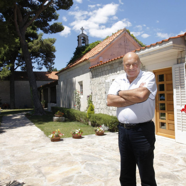 Mate Paško Vukoja na posjedu istočnog dijela Meštrovićevog Kašteleta, snimljen 2013. godine. Presuda u papirnatom obliku stigla je na dan njegovog pogreba