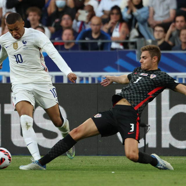 Kylian Mbappe i Josip Stanišić