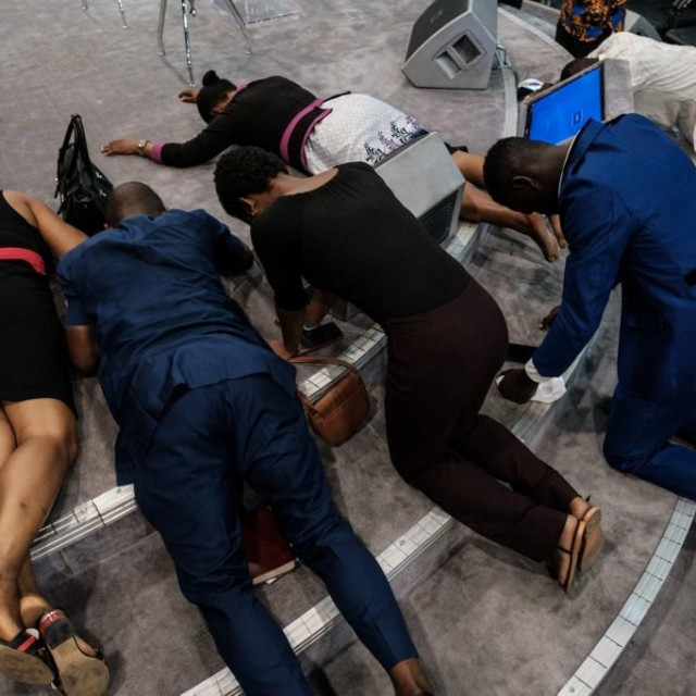 Prizor vjernika u nigerijskoj pentekostalnoj crkvi (arhiva)