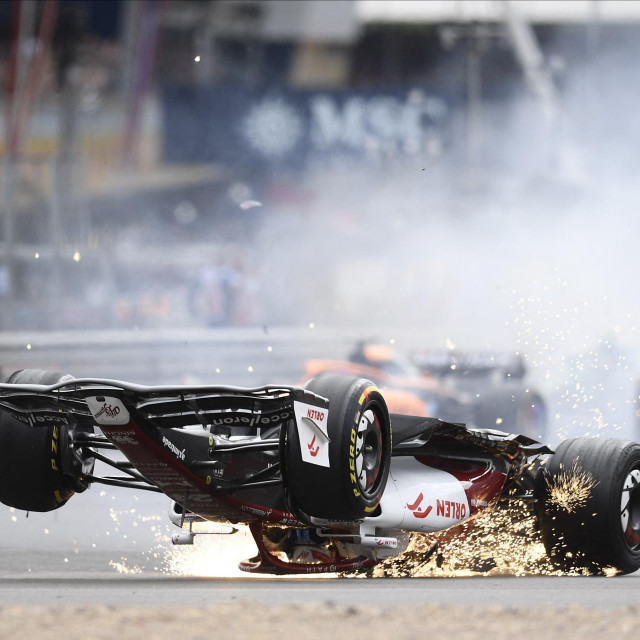 Zhou Guanyu je izvukao deblji kraj u ovom sudaru