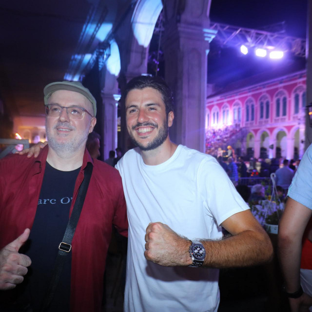 Siniša Vuco i sin Vilibald nastupili su kao ”Willy family”: na mladom nogometašu se vidjelo da je još nesiguran za mikrofonom, a stvar je spasio temperamentni i ponosni tata