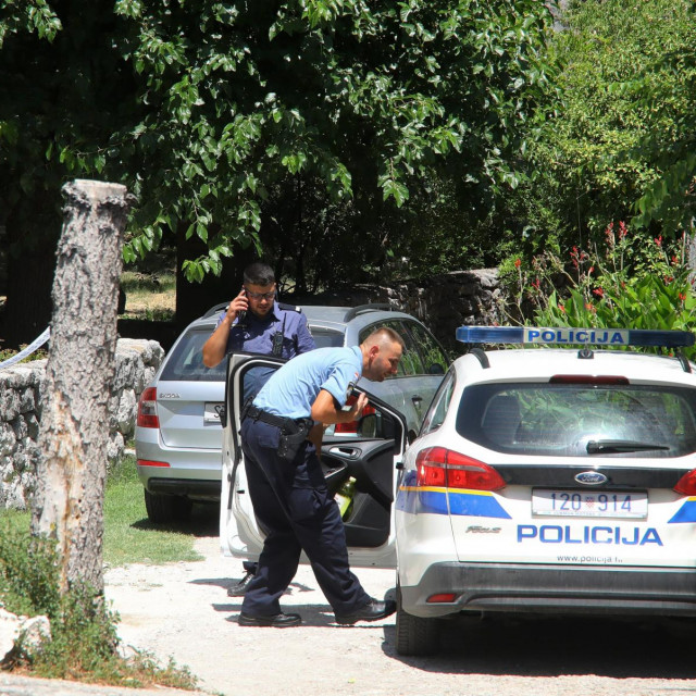 policijski očevid nakon pokušaja ubojstva u Omišu