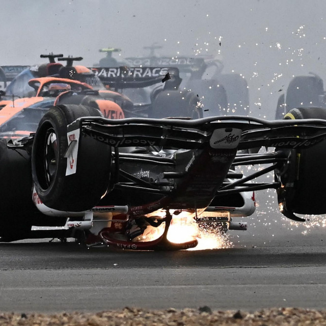 Zhouov je bolid nakon sudara na Silverstoneu nekoliko desetaka metara klizio naopačke, a onda završio prikliješten između zaštitne barijere od guma i ograde
