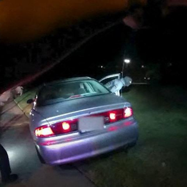 Screenshot snimke s kamere na policijskoj uniformi