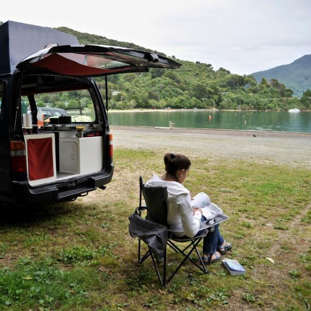 Slobodno kampiranje na Novom Zelandu; ilustracija