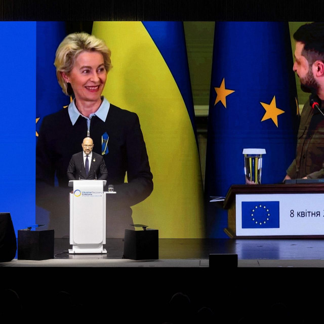 Ukrajinski premijer Denis Šmihalj, u pozadini Ursula von der Leyen i Volodimir Zelenski