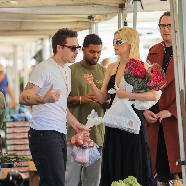 Brooklyn Beckha i Nicola Peltz na tržnici