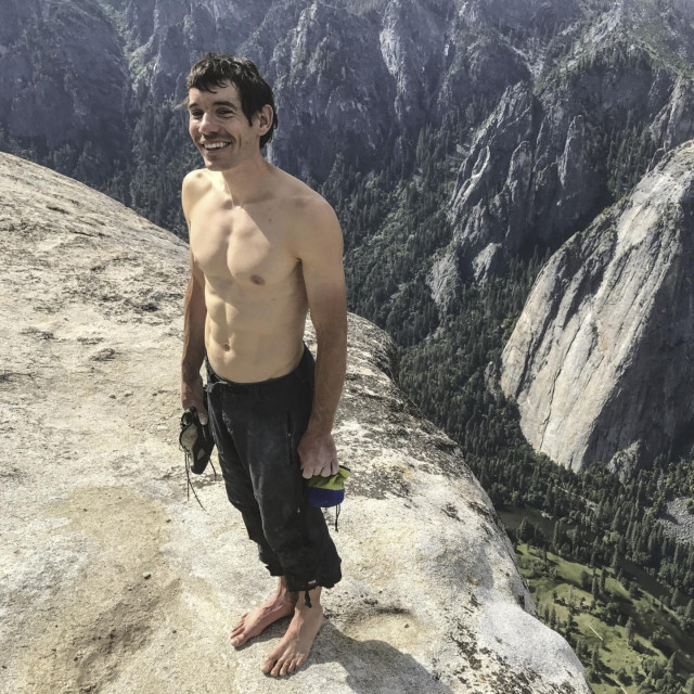  Alex Honnold  snimljen u rujnu 2018. nakon što je bez osiguranja ispenjao stijenu El Capitan u američkom nacionalnom parku  Yosemite
 