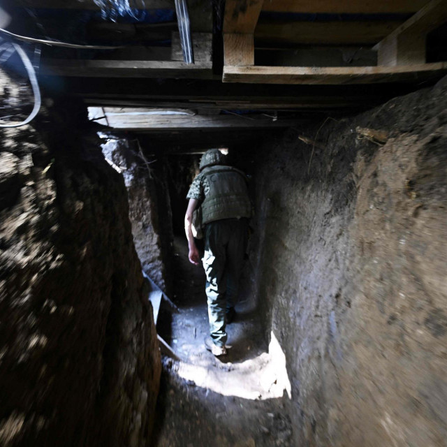 Prema podacima Ministarstva obrazovanja Ukrajine, oko 900 učitelja se od početka rata priključilo oružanim snagama