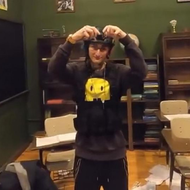 Robert E. Crimo III. u jednom od svojih spotova