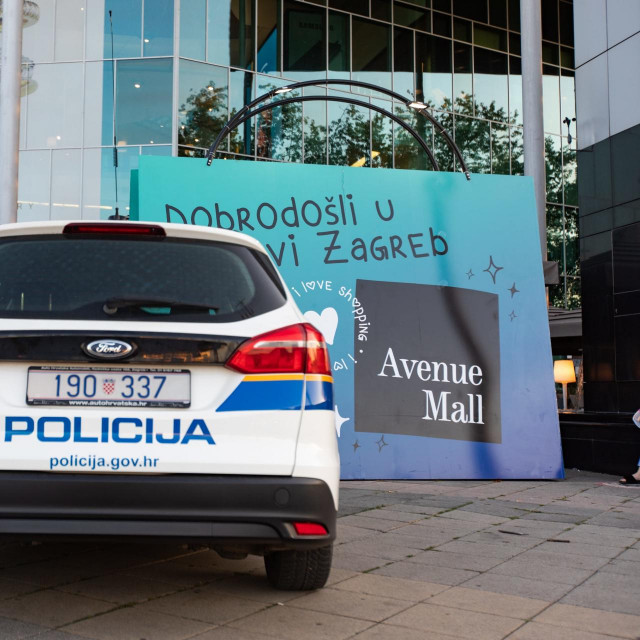 Policijsko vozilo ispred Avenue Malla