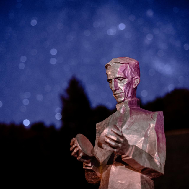 Spomenik Nikoli Tesli