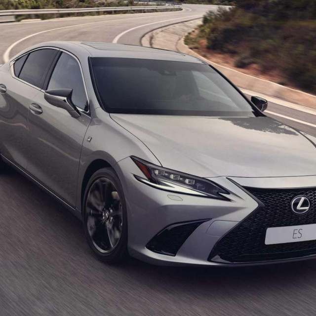 2023. Lexus ES