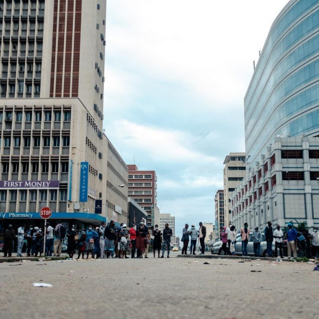 Redovi ispred banke u prijestolnici Harare (ilustracija)