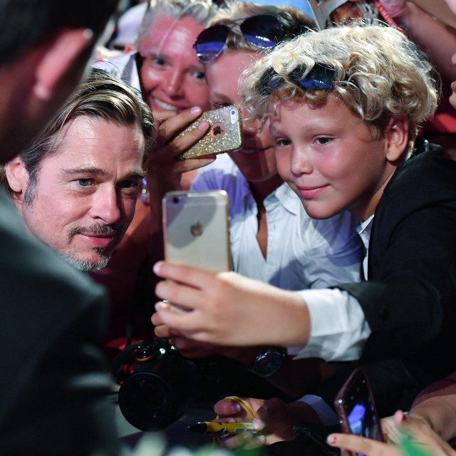 Brad Pitt s fanovima u Veneciji 2019. godine