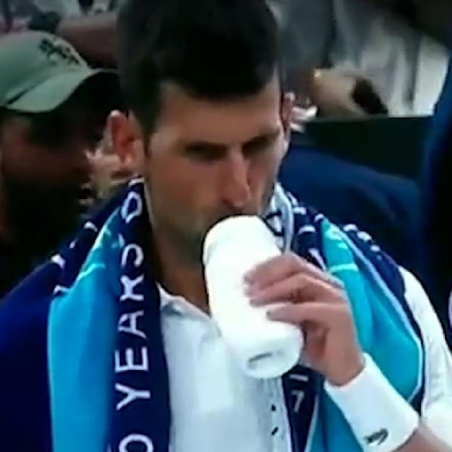 Novak Đoković konzumira sadržaj iz zagonetne bočice