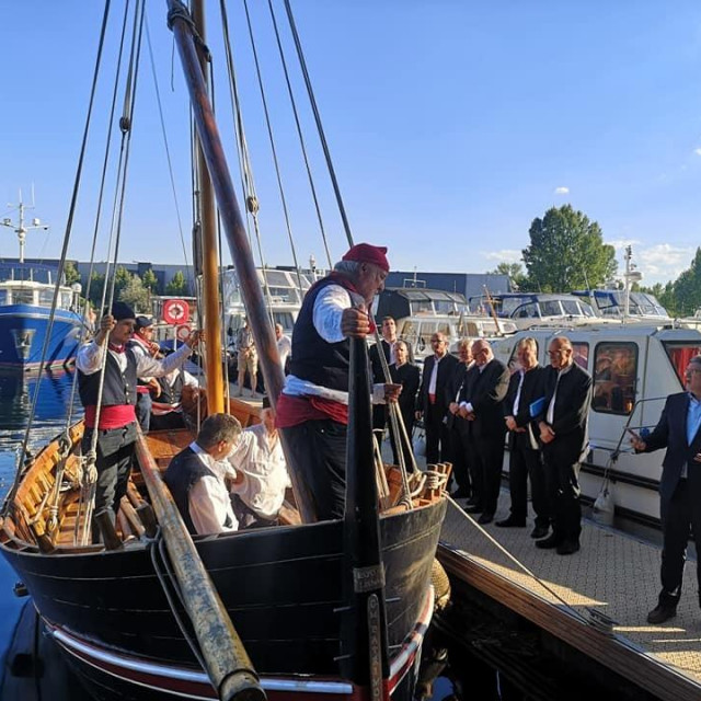 Viška falkuša zaplovila je rijekom Rajnom