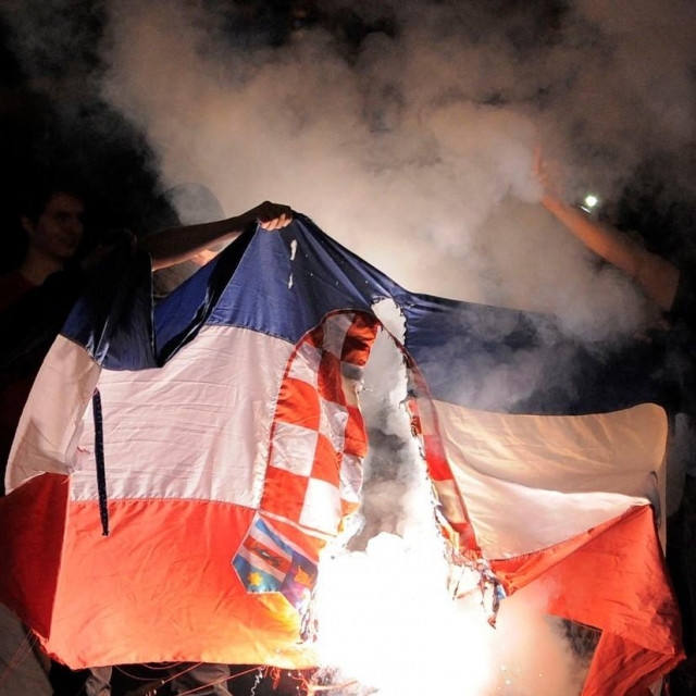 Zapaljena hrvatska zastava, ilustracija