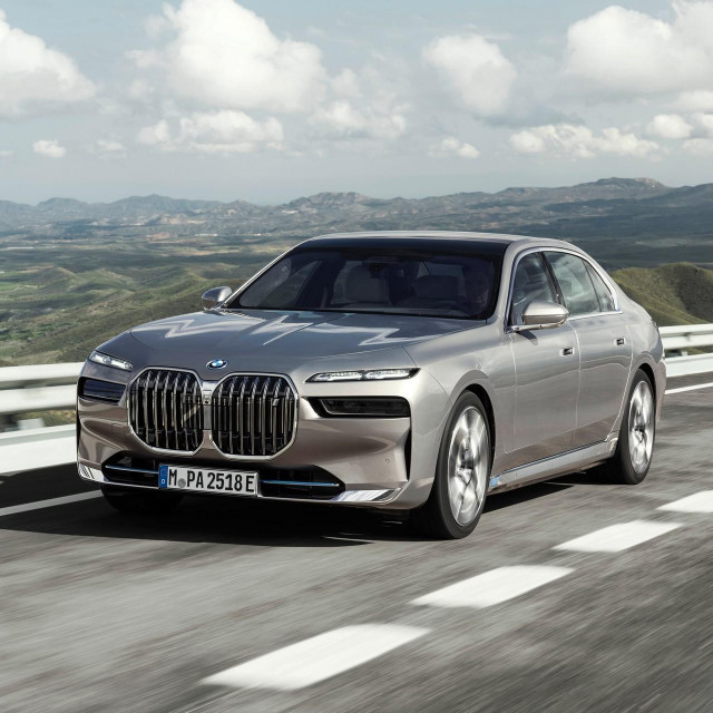 2023. BMW i7