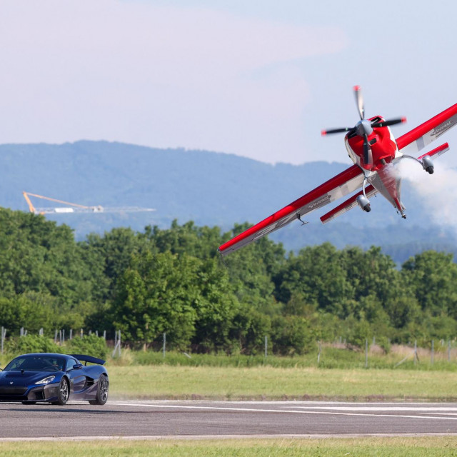 Rimac Nevera u srazu sa sportskim avionom. Snimljeno u Varaždinu.
