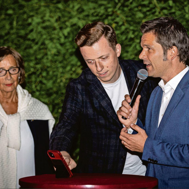 Adis Ahmetović (u sredini)