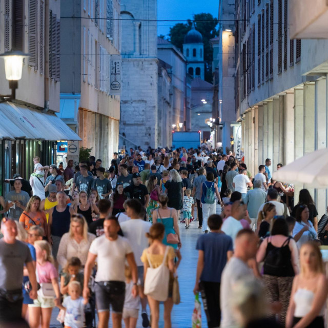 Zadarski Poluotok prepun turista koji uživaju u razgledavanju stare gradske jezgre
 
