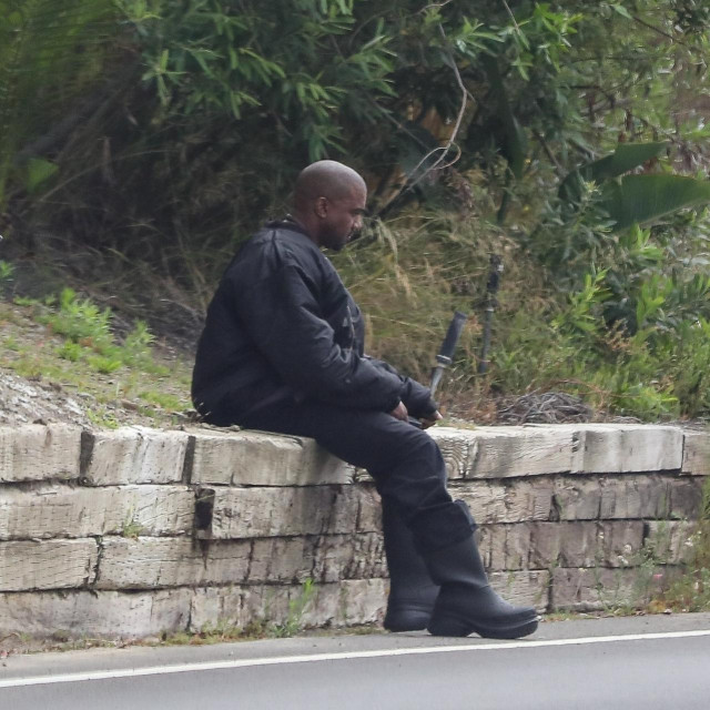 Kanye West fotografiran kako čeka Uber prije nekoliko dana