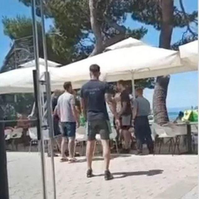 Razbijale su se i čaše naočigled zapanjenih turista i sugrađana, i to nakon što su zaštitari krenuli legitimirati prodavače