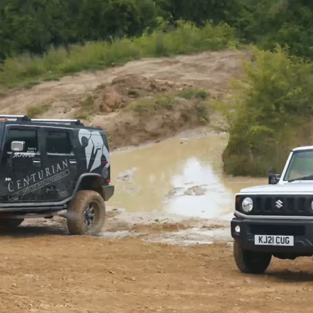 Hummer H2 i Suzuki Jimny
