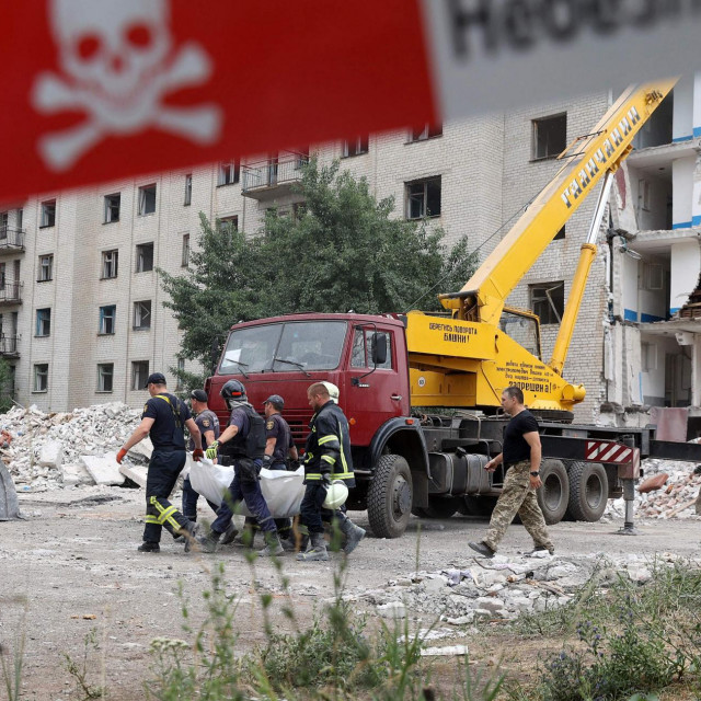 Spašavanje preživjelih i izvlačenje tijela iz ruševina peterokatnice u Časiv Jaru