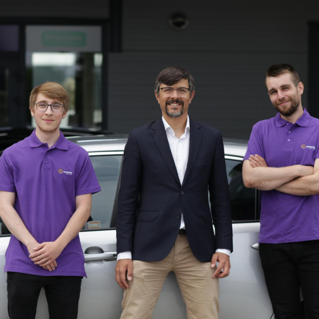 Carwiz izvješćuje o porastu najmova od 700% u odnosu na prethodnu godinu dok industrija nastavlja svoj oporavak nakon Covida. Na slici je Robert Mucha, izvršni direktor tvrtke Carwiz Poljska (u sredini) s dva člana osoblja