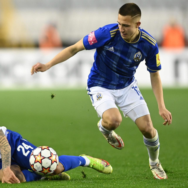 Lukas Kačavenda u dvoboju s Dinom Mikanovićem