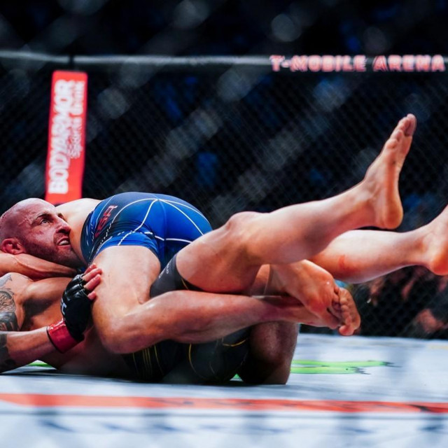 LAS VEGAS, NV - SEPTEMBER 25: Alexander Volkanovski of Australia and Brian Ortega grapple on the ground during their Featherweight title fight during UFC 266 at T-Mobile Arena on September 25, 2021 in Las Vegas, Nevada. Alex Bierens de Haan,Image: 634344980, License: Rights-managed, Restrictions:, Model Release: no, Credit line: Alex Bierens de Haan/Getty images/Profimedia