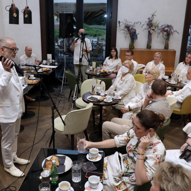 Svi su posjetitelji bili u bijelom