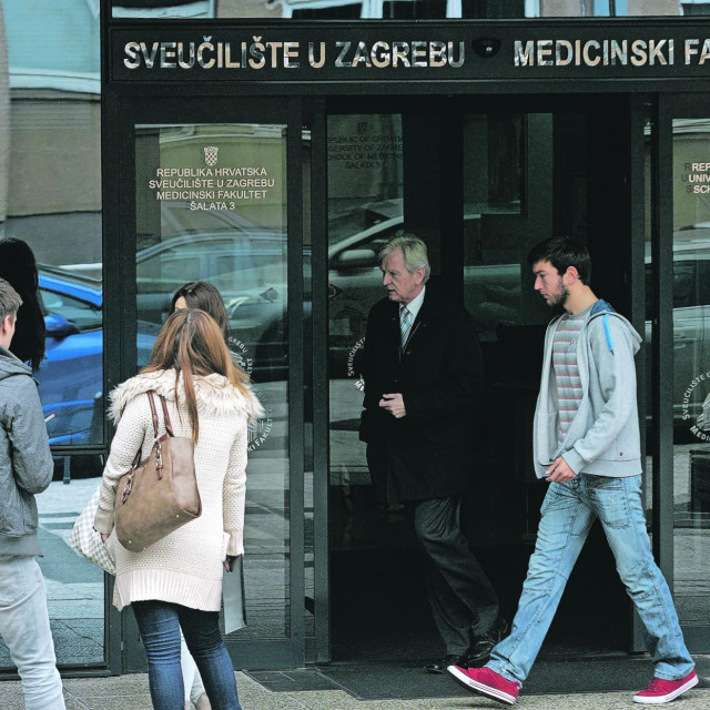 Studenti ispred Medicinskog fakulteta