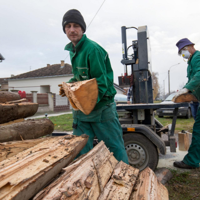 Sve više građana prelazi na grijanje svojih domova drvetom
