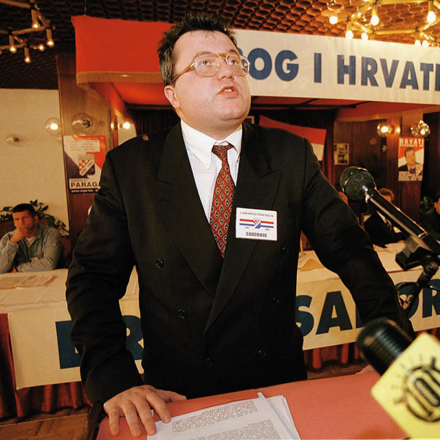 Dobroslav Paraga bio je vrhovni zapovjednik HOS-a – de facto HSP-ove stranačke vojske – od njegova osnutka 1991. pa do raspuštanja 1993. godine