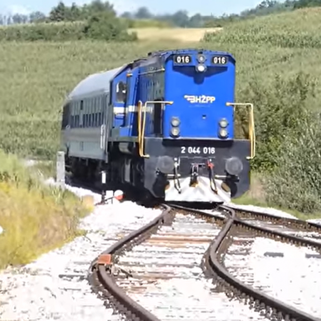 Vlak na liniji Split-Osijek ulazi na kolodvor Veliko Trojstvo