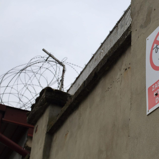 Iz Ministarstva su odgovorili da je u Zatvoru u Osijeku ”u Odjelu osiguranja ustrojeno 76 radnih mjesta, a trenutno popunjeno 85%”