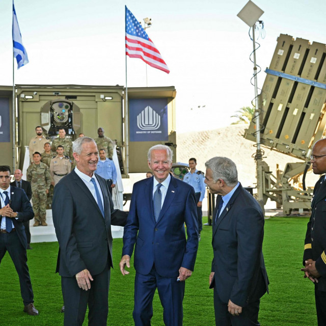 Joe Biden ispred sustava protuzračne obrane Iron Beam i Iron Dome s izraelskim ministrom obrane Bennyjem Gantzom i premijerom Yairom Lapidom