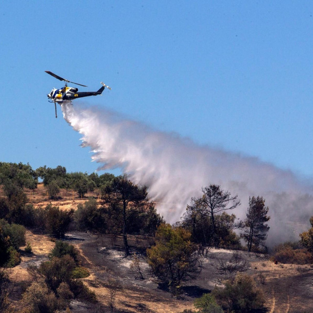 Helikopter u Grčkoj gasi požar, ilustracija
