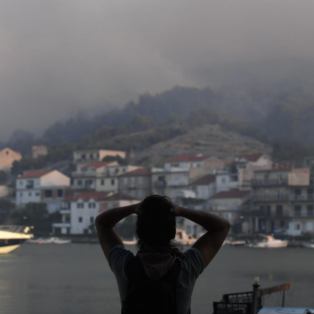 Sibenik, 130722.
Veliki sumski pozar prosirio se do mjesta Zaton.