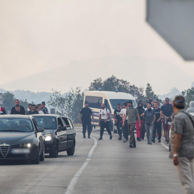 Pripadnici navijačke skupine Funcuti krenuli su pomoći u gašenju, no policija ih je vratila