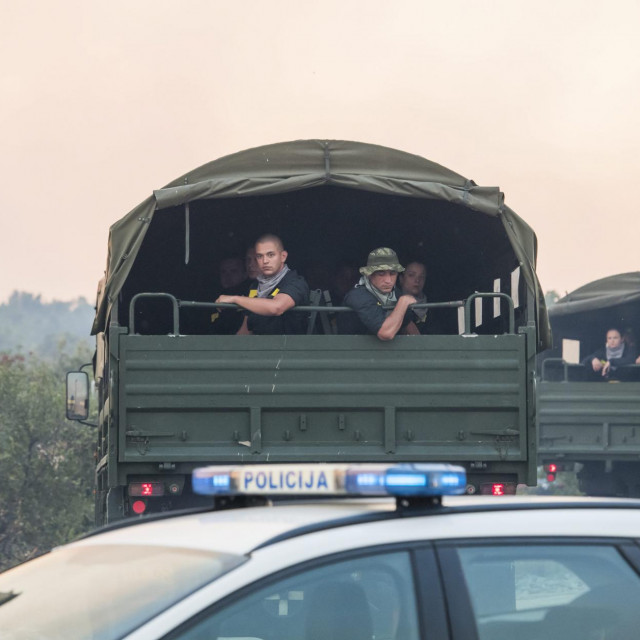 Vojska stigla u ispomoć vatrogascima koji gase požar kod mjesta Zaton i Raslina