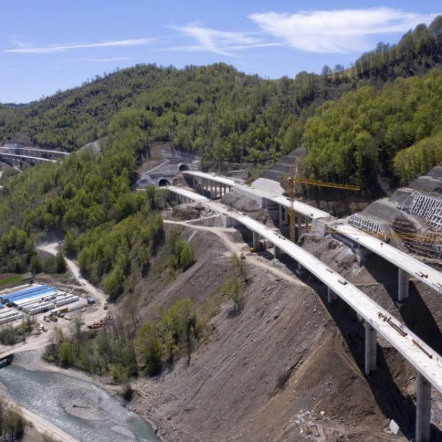 Autocesta ima 20 mostova ili 15 posto ukupne dužine, 16 dvocijevnih tunela i četiri petlje