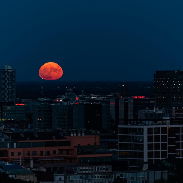 Pun mjesec, tzv. supermjesec iznad Zagreba
 