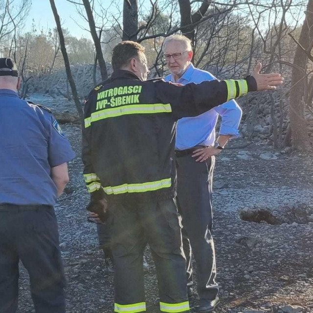 Ministar unutarnjih poslova Davor Božinović tijekom obilaska opožarenog područja šibenskog zaleđa