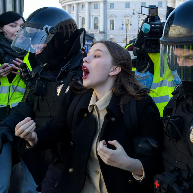 Uhićenje prosvjednice protiv ruske invazije na Ukrajinu u Sankt Petersburgu

 