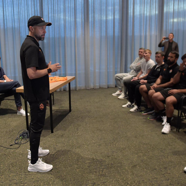 Igor Jovičević s igračima Šahtara